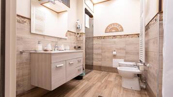 Comfort Triple Room, Balcony, City View | Bathroom