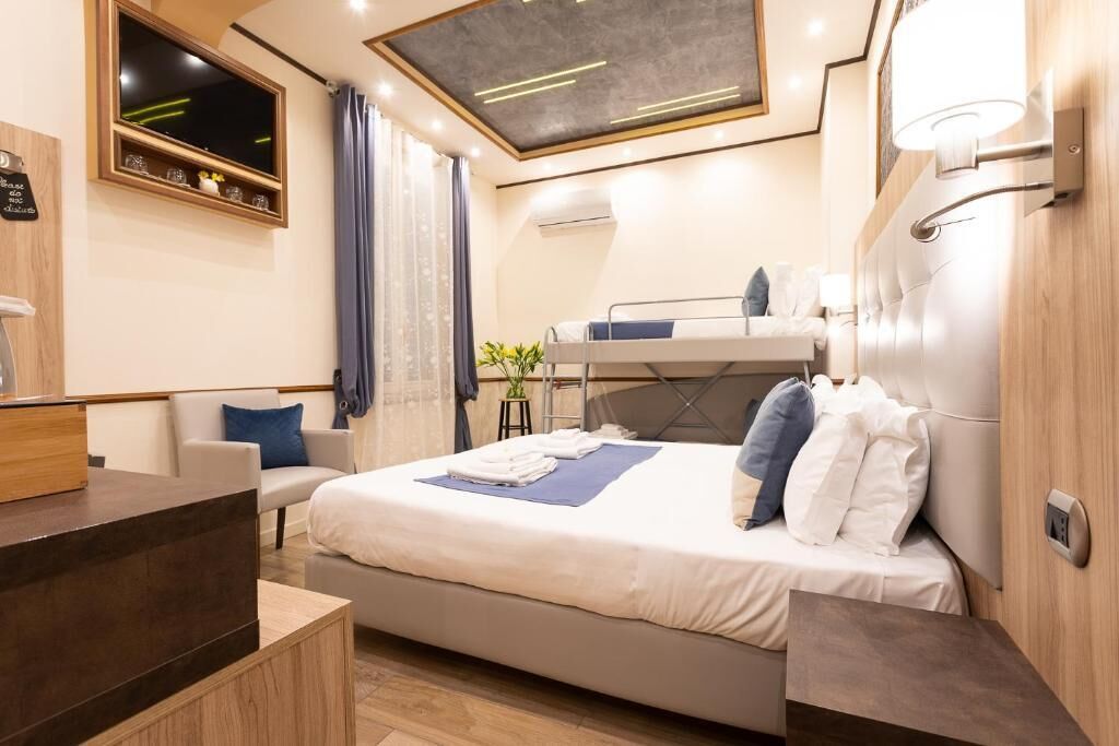 Comfort-Dreibettzimmer, Balkon, Stadtblick | Zimmersafe, Verdunkelungsvorhänge, Bügeleisen/Bügelbrett