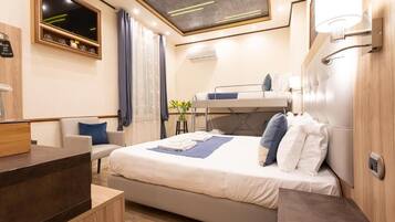 Comfort-Dreibettzimmer, Balkon, Stadtblick | Zimmersafe, Verdunkelungsvorhänge, Bügeleisen/Bügelbrett