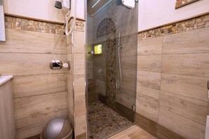 Comfort driepersoonskamer, balkon, uitzicht op de stad | Badkamer