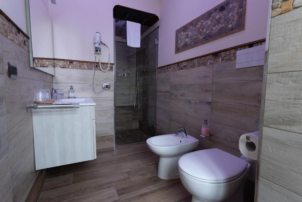 Quarto solteiro clássico, sacada, vista para o pátio | Banheiro