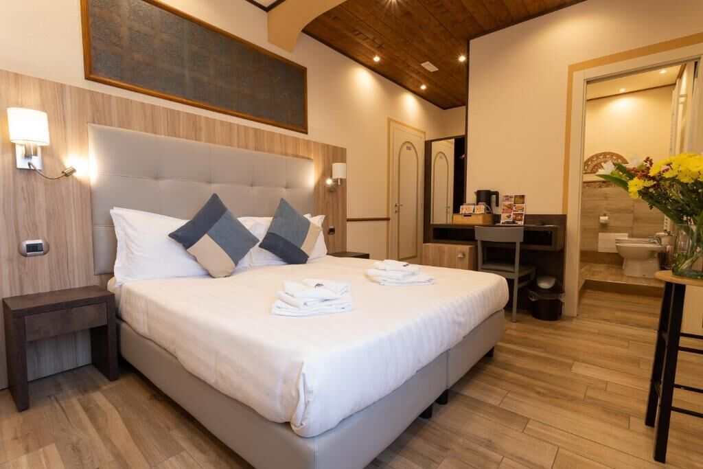 Comfort-Dreibettzimmer, Balkon, Stadtblick | Zimmersafe, Verdunkelungsvorhänge, Bügeleisen/Bügelbrett