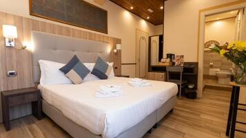 Comfort-Dreibettzimmer, Balkon, Stadtblick | Zimmersafe, Verdunkelungsvorhänge, Bügeleisen/Bügelbrett