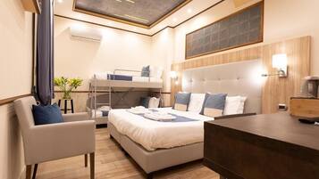 Comfort-Dreibettzimmer, Balkon, Stadtblick | Zimmersafe, Verdunkelungsvorhänge, Bügeleisen/Bügelbrett