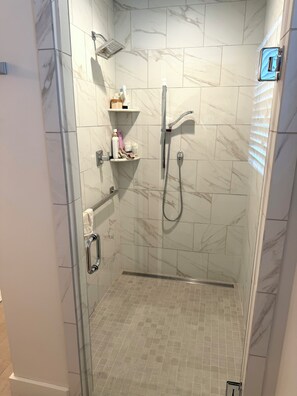 Shower, hair dryer, towels, soap - Elegant, newly remodeled 3-bedroom house in Louisville available for Derby week! (Louisville)