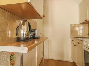 Cookware/dishes/utensils - Mews Cottage 7 (Keswick)