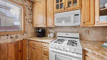 Hus Basic - uteplats - utsikt mot bergen | Eget kök