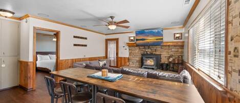 Maison, patio, vue montagne | Intérieur