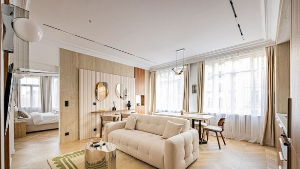 A spacious living room with a large sofa, a dining table, and a kitchen area. - Suite luxueuse-le Marais - Châtelet-Paris 3#AC (Paris)