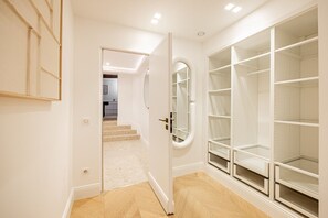 A hallway with a closet, a door leading to another room, and a staircase. - 6#New suite 8 personnes- Saint Germain Notre-Dame (Paris)