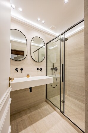 Hair dryer - 6#New suite 8 personnes- Saint Germain Notre-Dame (Paris)