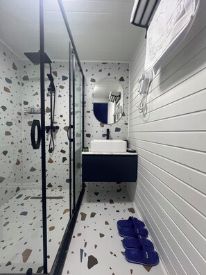 Dobbeltværelse med dobbeltseng eller 2 enkeltsenge - søudsigt | Badeværelse