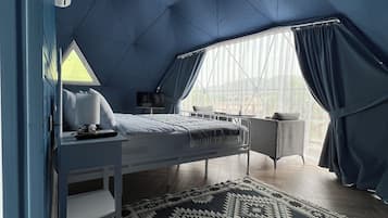 Camera con letto matrimoniale o 2 letti singoli, vista montagna | Tende oscuranti, ferro/asse da stiro, Wi-Fi gratuito