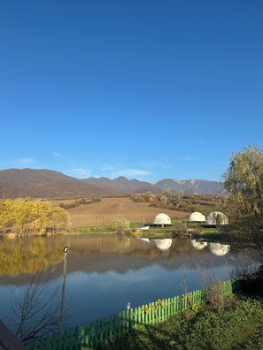 Habitación con 1 cama matrimonial o 2 individuales, vista al lago | Imagen general