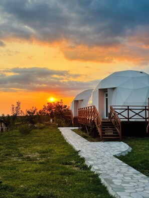 Dobbeltværelse med dobbeltseng eller 2 enkeltsenge - bjergudsigt | Udendørsområde