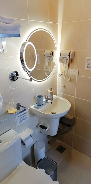 Shower, hair dryer, bidet, towels - Cozy Smart Studio with Pool and Gym (Iloilo City)