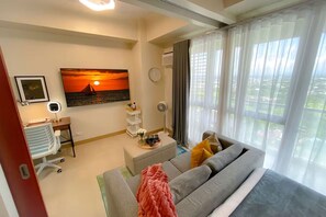 Smart TV - Cozy Smart Studio with Pool and Gym (Iloilo City)