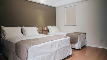 Cofres nos quartos, espaço de trabalho para notebook, cortinas blackout