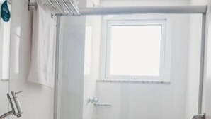A bathroom with a shower, toilet, and sink. - HOTEL GOLDEN INN (Conselheiro Lafaiete)