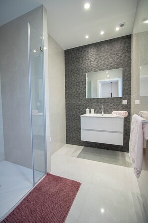 Dusche, Haartrockner, Handtücher, Seife