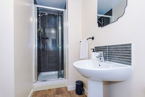 Hair dryer, towels - Elegant & Spacious Stay - 3BR in Manchester (Greater Manchester)