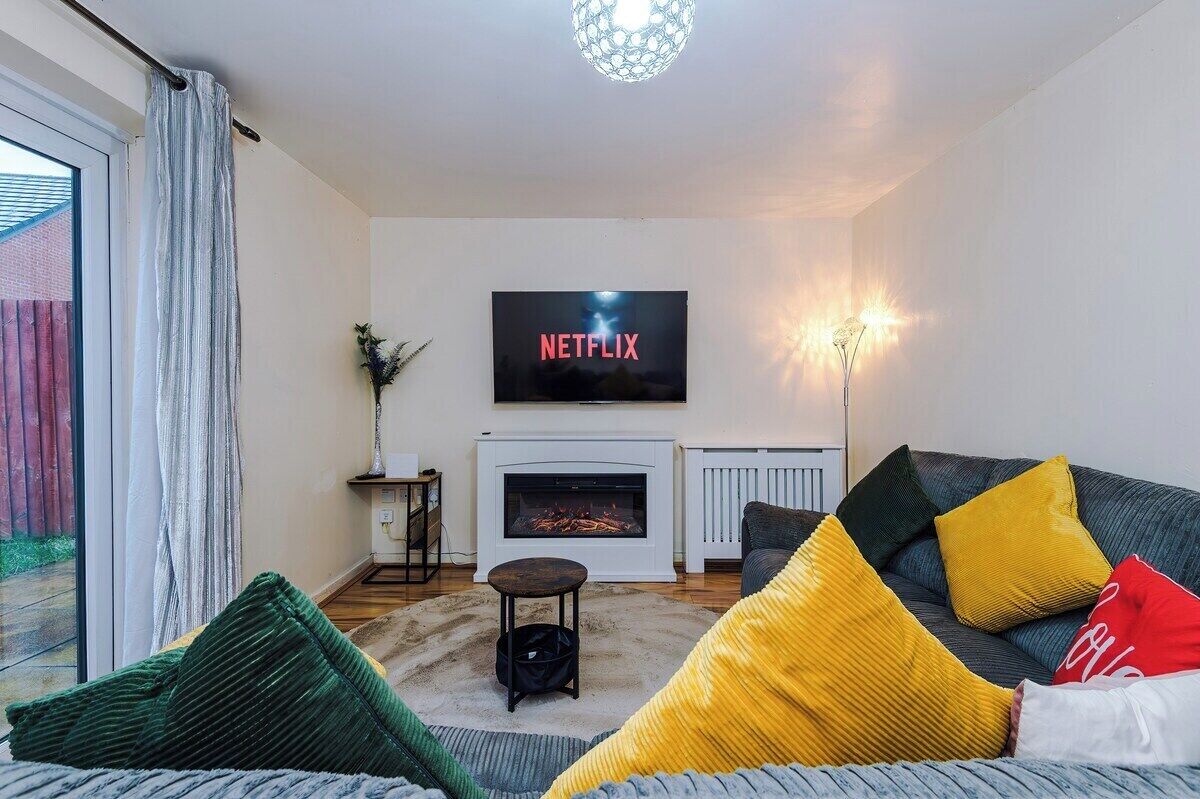 Televisión y chimenea 