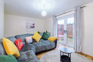 TV, fireplace - Manchester Modern Exquisite 3BR | Family & Work (Greater Manchester)