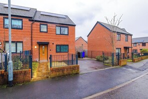 Exterior - Elegant & Spacious Stay - 3BR in Manchester (Greater Manchester)