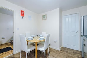 Dining - Manchester Modern Exquisite 3BR | Family & Work (Greater Manchester)
