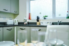 Fridge, microwave, oven, stovetop - Elegant & Spacious Stay - 3BR in Manchester (Greater Manchester)