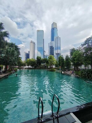 2 piscinas al aire libre, sombrillas