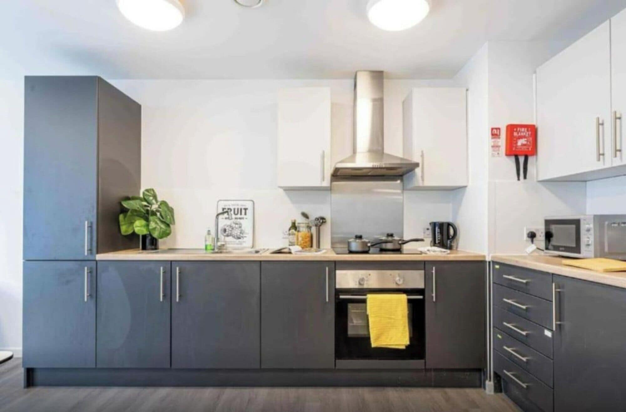 Kamar Single Klasik | Dapur bersama | Lemari es di ruangan bersama dan microwave di ruangan umum