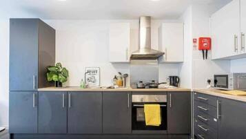 Kamar Single Klasik | Dapur bersama | Lemari es di ruangan bersama dan microwave di ruangan umum