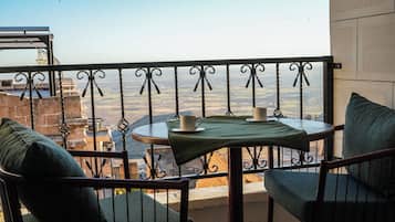 Deluxe Room, Balcony, City View | Outdoor dining