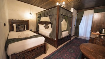 Ropa de cama de alta calidad, minibar, escritorio y cortinas blackout