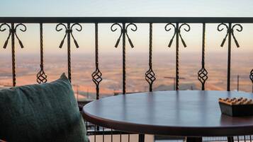 Quarto triplo luxo, sacada, vista para a cidade | Terraço/pátio