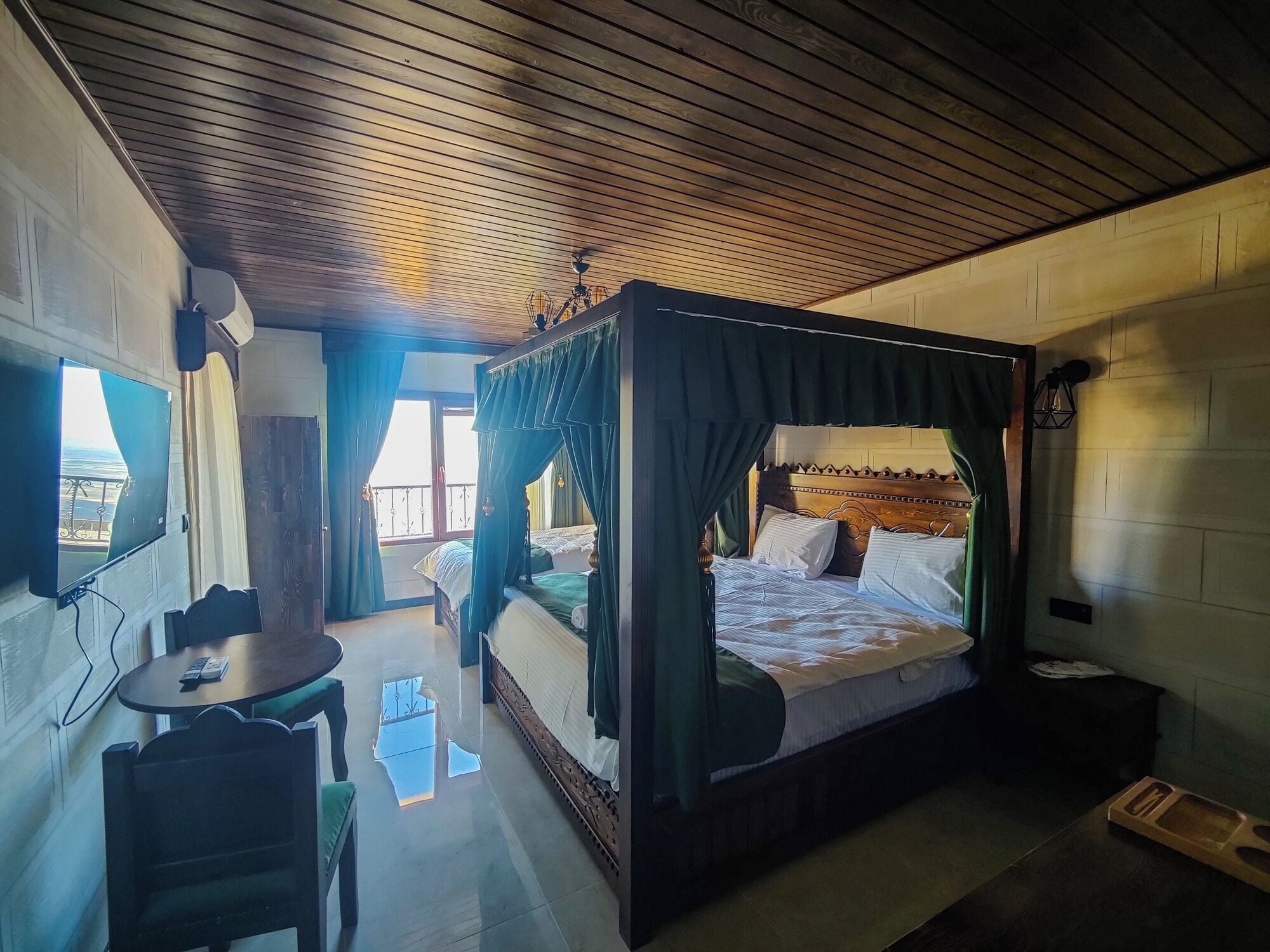 Chambre Deluxe, balcon, vue ville | Literie de qualité supérieure, minibar, bureau, rideaux occultants