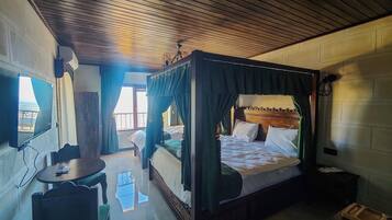 Chambre Deluxe, balcon, vue ville | Literie de qualité supérieure, minibar, bureau, rideaux occultants