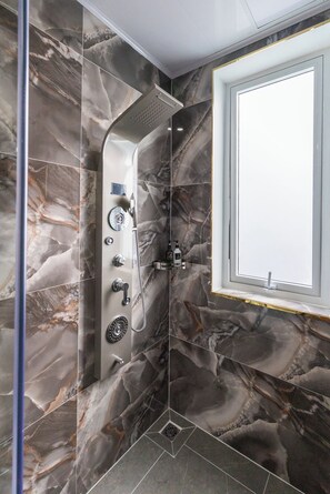 Familien-Vierbettzimmer, Blick auf den Innenhof | Badezimmer | Dusche, Haartrockner, Handtücher, Seife