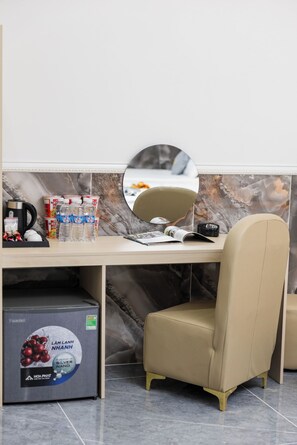 Habitación triple de lujo, vistas al patio | Interior