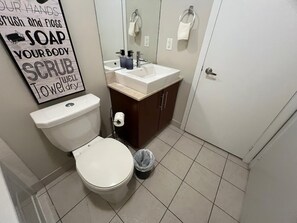 Habitación individual, balcón | Baño