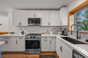 Hus Basic - uteplats - utsikt mot bergen | Eget kök