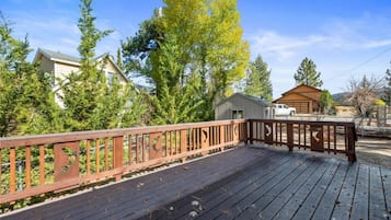 Hus Basic - uteplats - utsikt mot bergen | Boendeområde