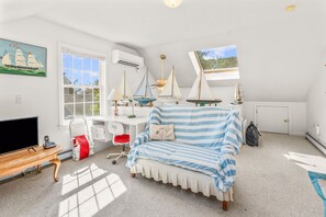 Smart TV - New Listing-Charming 3-bedroom, 2-bath beach house (Mashpee)