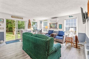 Living area - 16 Pine Ave-3 Bedroom, 2 baths, private beach, near Poppy Inn and Marketplace (Mashpee)