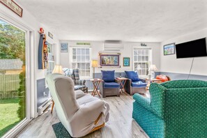 Smart TV - New Listing-Charming 3-bedroom, 2-bath beach house (Mashpee)