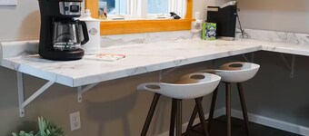 Bayshore Beach Bungalow...3 Bedrooms w/ Lake Views, BIKES and Fire ring w/wood!