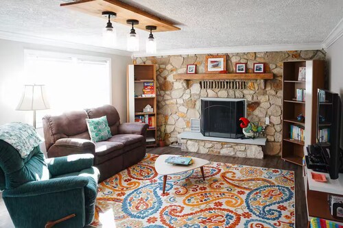 Bayshore Beach Bungalow...3 Bedrooms w/ Lake Views, BIKES and Fire ring w/wood!
