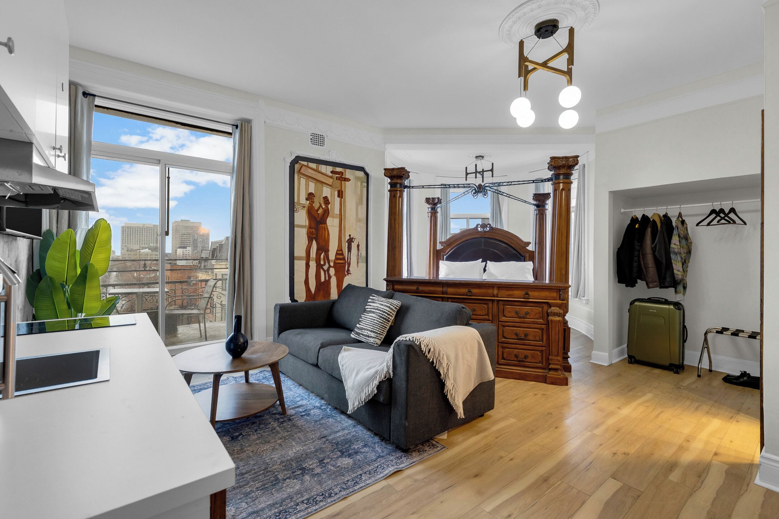 Presidential Room, Balcony, City View | Living area