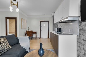 Presidential Room, Balcony, City View | Living area - Maison de Paris (Montréal)